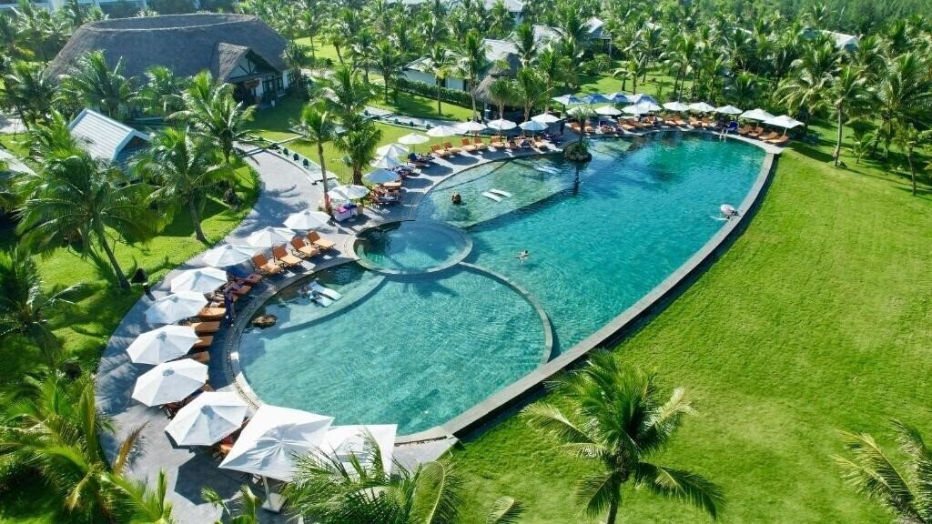 Отель Bliss Hoi An Beach Resort & Wellness 5*