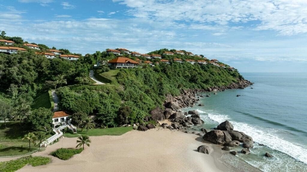 Отель Banyan Tree Lang Co 5*