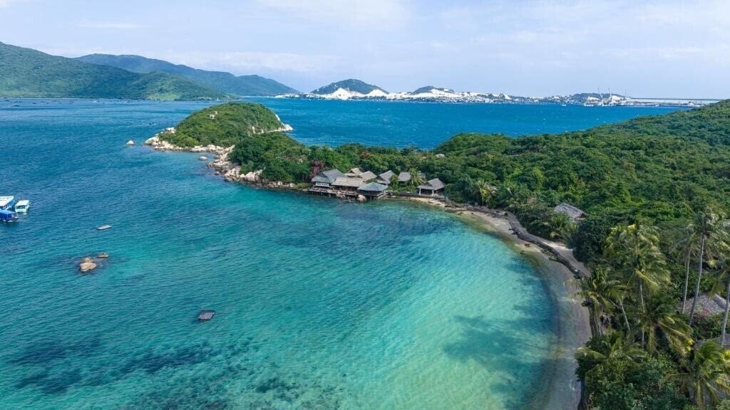 Отель Whale Island Resort 2*
