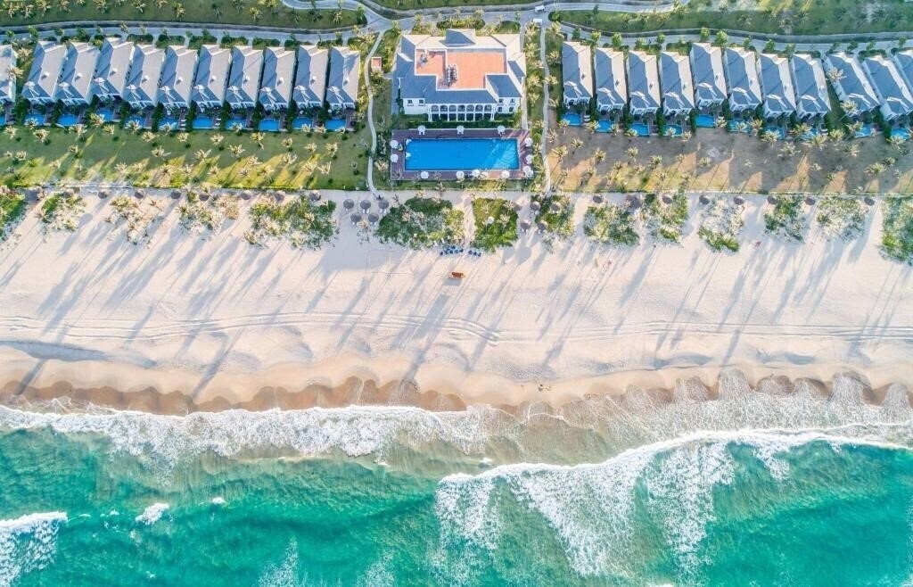 Отель Vinpearl Nha Trang Long Beach Villas 5*