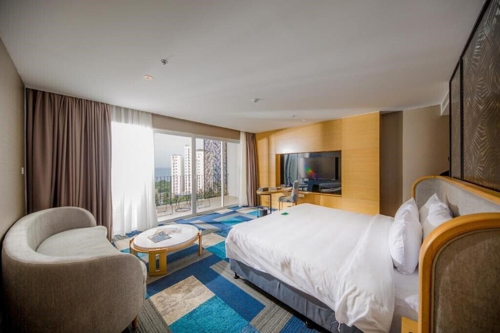 Отель Quinter Central Nha Trang Hotel 5*