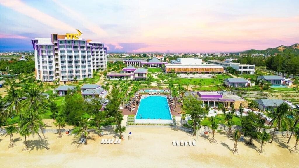 Отель TTC Van Phong Bay Resort 5*