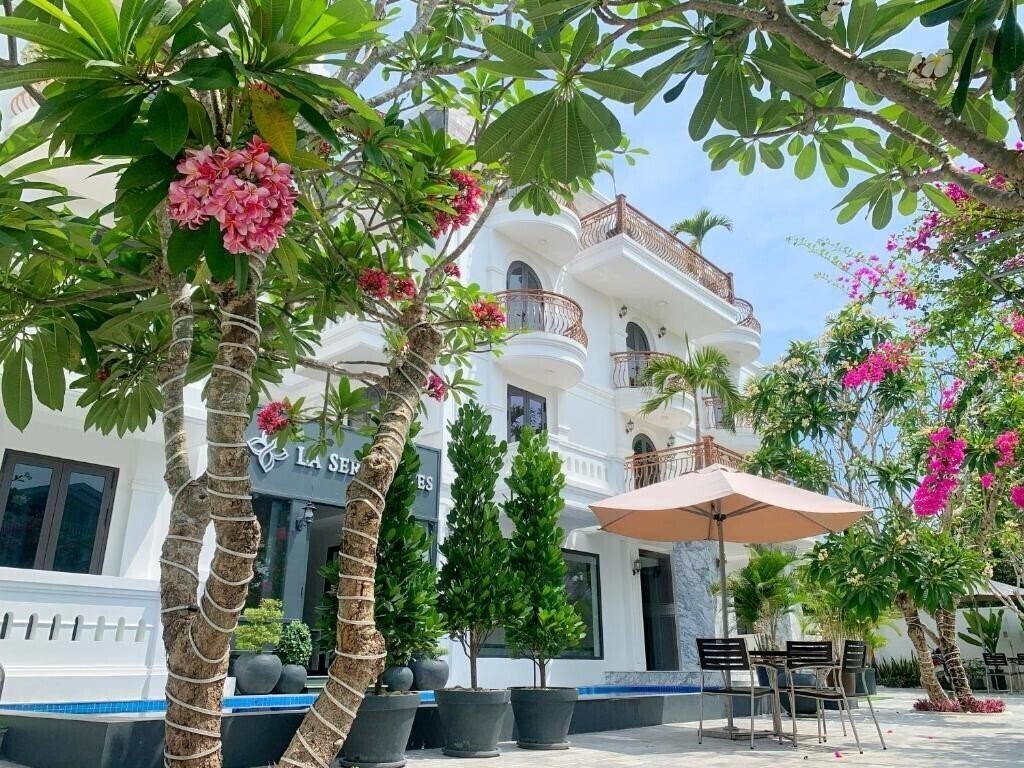 Готель La Sera Suites Apartment 3*