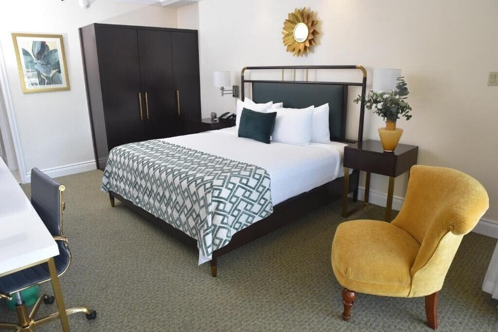 Готель The Courtleigh Hotel & Suites 4*