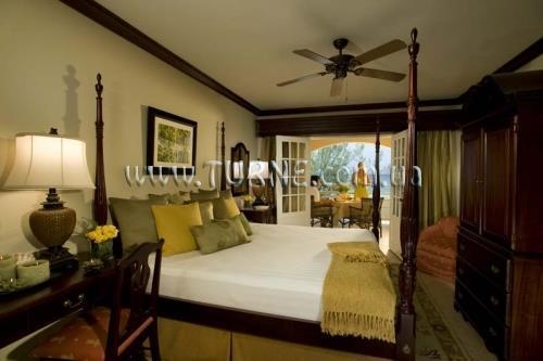 Готель Sandals Carlyle 3*