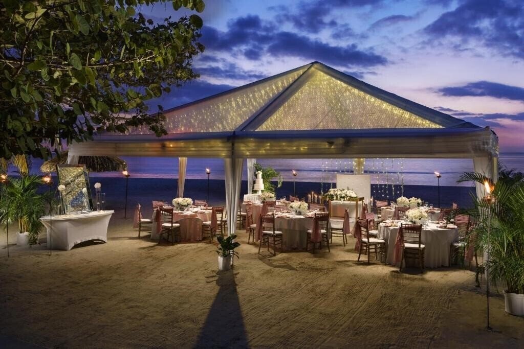 Картинка Couples Swept Away Beach 4*